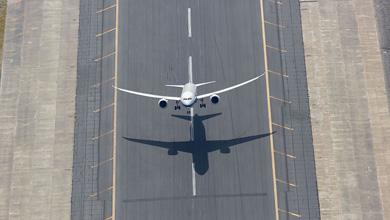 787 Dreamliner taking off